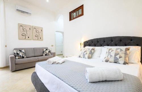 Quartieri Spagnoli House | Elegant Giordano Suite Center: Pet & Child Friendly Retreat