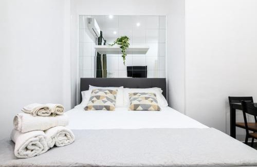 Quartieri Spagnoli House | Elegant Giordano Suite Center: Pet & Child Friendly Retreat
