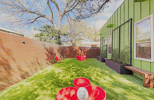 Bouldin House | Family-Friendly Giraffic Park: Your Ideal Getaway Awaits