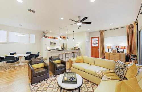 Bouldin House | Family-Friendly Giraffic Park: Your Ideal Getaway Awaits