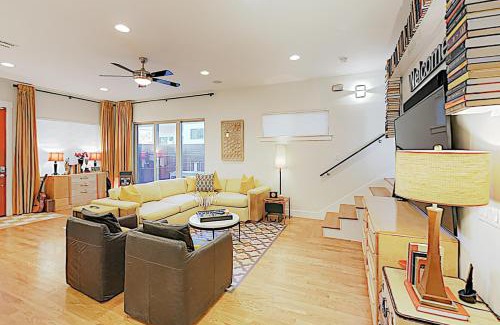 Bouldin House | Family-Friendly Giraffic Park: Your Ideal Getaway Awaits
