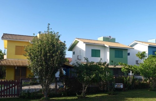 Garopaba House | Discover Girassóis Condominium - Casa Verde with Pool Access