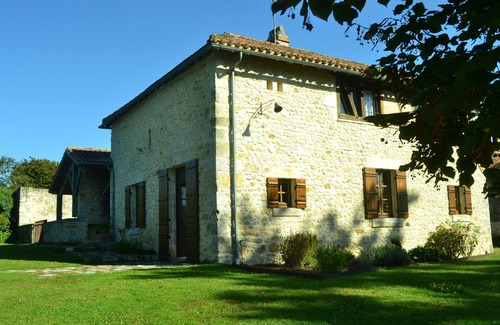 Saint-Martin-de-Fressengeas House | Elegant Gites de la Baine: Pool, Kitchen & 9.6/10 Rating