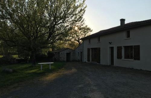 La Chapelle Bertrand House | Cozy Gite à la ferme Les places - Child-Friendly Escape