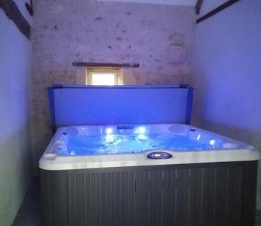Charnizay House | Relaxing Gite à la Ferme for 15 with Hot Tub & Ocean Views