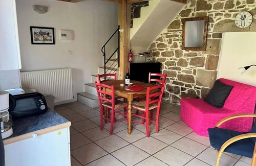 Avene House | Cozy Gite Écureuil with Ocean Views for Up to 3 Guests