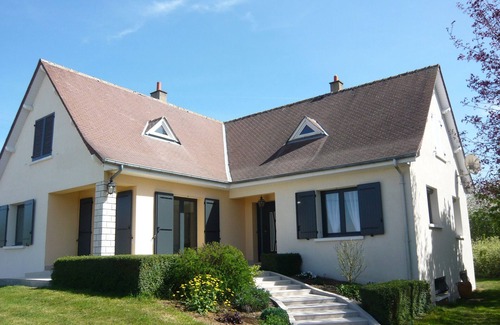 Epieds-en-Beauce Cottage | Spacious Gite Épieds-en-Beauce: 4 Bedrooms for Families
