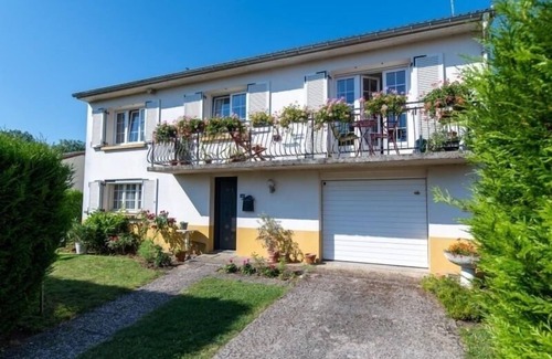 Etain Cottage | Gite Étain: Family-Friendly Getaway with Spa & Breakfast