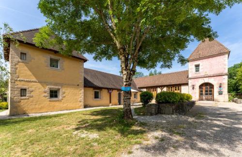La Chatelaine Apartment | Discover Gite 2 pièces: Poolside Retreat Near Parc des Chamois