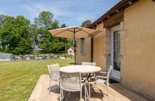 La Chatelaine Apartment | Discover Gite 2 pièces: Poolside Retreat Near Parc des Chamois