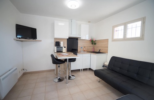 Le Cres House | Gite for 2-4 with Pool, Breakfast & Ocean View Awaits