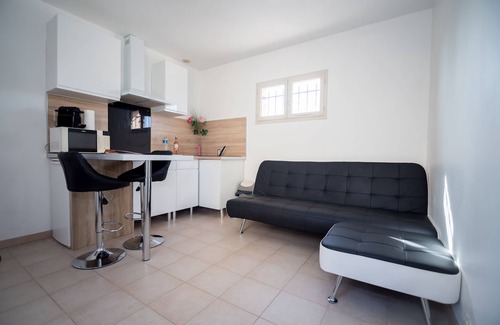 Le Cres House | Gite for 2-4 with Pool, Breakfast & Ocean View Awaits