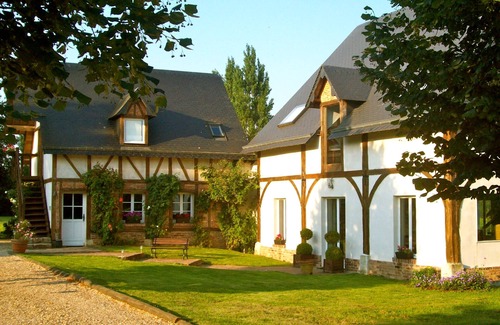 Saint-Lucien House | Spacious Gîte for 19 with Hot Tub & Kitchen Amenities