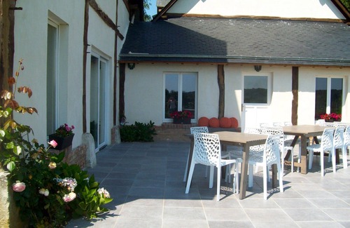 Saint-Lucien House | Spacious Gîte for 19 with Hot Tub & Kitchen Amenities