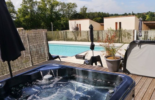 Verruyes Ski Chalet | Relaxing Gite with Heated Pool and Shared Jacuzzi