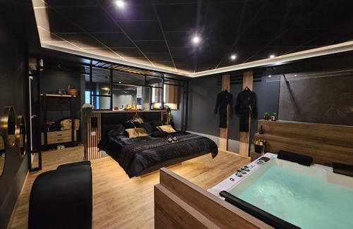 Dommartin-la-Chaussee House | Intimate Love Room with Hot Tub & Kitchen Amenities