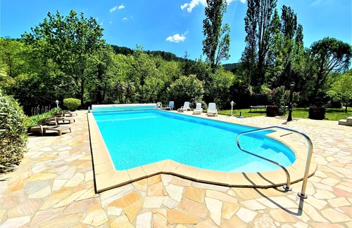 Mercuer Apartment | Gîte 4/6p, 2 bedrooms, 2 bathrooms, heated outdoor pool, park, jacuzzi, trampoline