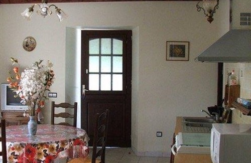 Chateau-Verdun House | Cozy Gite 4 - Le Cairn: Perfect Bed and Breakfast Escape
