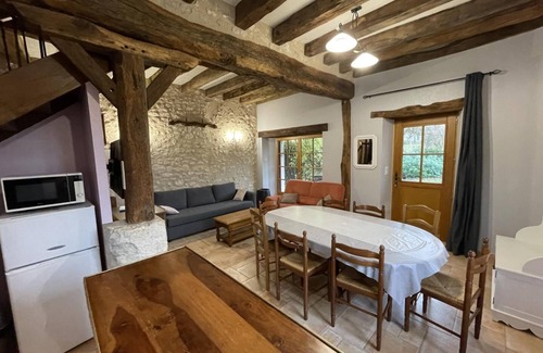 Chedigny House | Gîte 4* "Les Lys": Family-Friendly Retreat with Pool