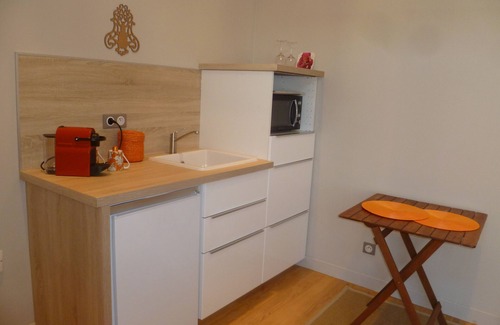 Bruges Apartment | Cozy Gite Near Bordeaux with Kitchen and Great Reviews