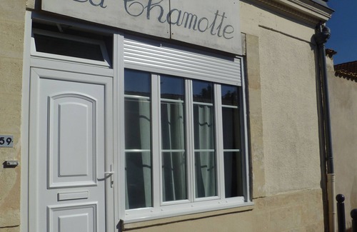 Bruges Apartment | Cozy Gite Near Bordeaux with Kitchen and Great Reviews
