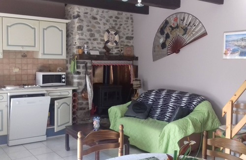 Agon-Coutainville Cottage | Wooded Retreat at Gite Agon-Coutainville for 5 Guests