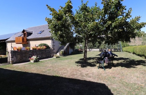 Albepierre-Bredons Cottage | Family-Friendly Gite Albepierre-Bredons with Kitchen Access