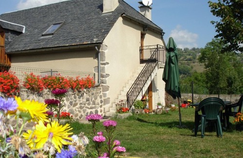 Albepierre-Bredons Cottage | Family-Friendly Gite Albepierre-Bredons with Kitchen Access