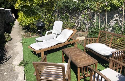 La Roche-Guyon Apartment | Child-Friendly Retreat at Gite Ancien Relais de Saint-Jacques
