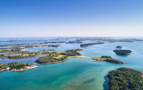Ferel House | Discover Gite Arc en Ciel Vert: Family-Friendly Retreat
