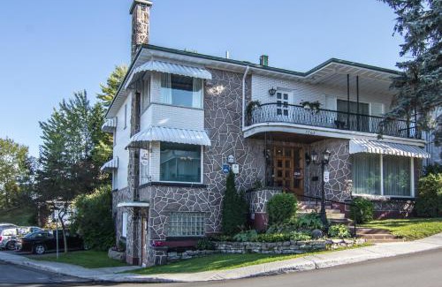 Jonquiere Bed & Breakfast | Gite Au P'tit Manoir B&B: Highly Rated Family-Friendly Retreat