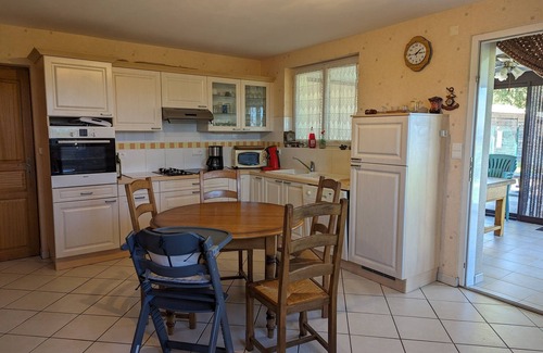 Previnquieres Cottage | Cozy Gite aux Flottes: Family-Friendly with Kitchen Access