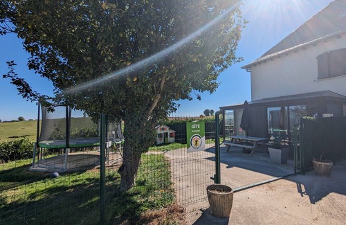 Previnquieres Cottage | Cozy Gite aux Flottes: Family-Friendly with Kitchen Access