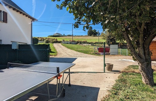 Previnquieres Cottage | Cozy Gite aux Flottes: Family-Friendly with Kitchen Access