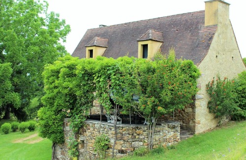 Pays-de-Belves Cottage | Gite Belvès: Cozy Retreat with Spa and Family Amenities
