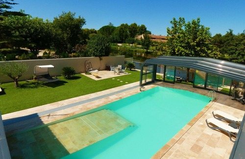 L'Isle-sur-la-Sorgue Cottage | Inviting Gite bord de Sorgue with Indoor Pool & Terraces
