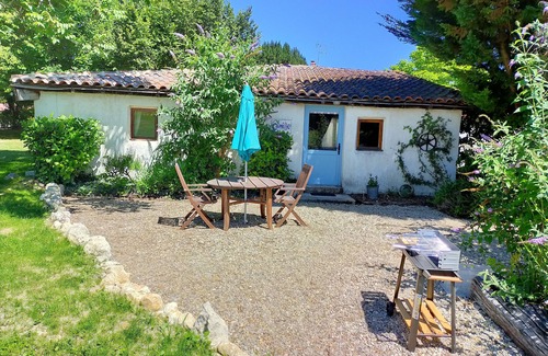Bellon Cottage | Gîte Camille: 3-Star Retreat with Pool & Breakfast Included