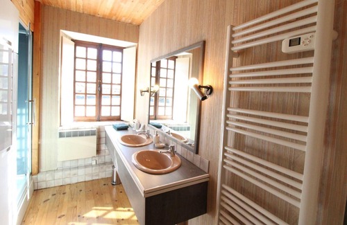 Chaliers Cottage | Gite Chaliers: Family-Friendly Retreat with Kitchen Access