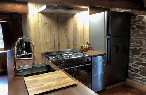 Chaliers Cottage | Gite Chaliers: Family-Friendly Retreat with Kitchen Access