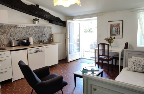 Camblanes-et-Meynac Apartment | Enchanting Gite Chateau Ysard: Family-Friendly with Pool