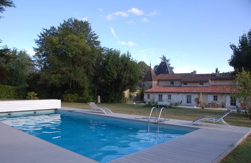 Camblanes-et-Meynac Apartment | Enchanting Gite Chateau Ysard: Family-Friendly with Pool