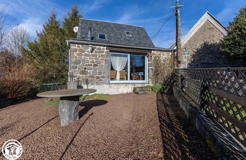 Rochefort-Montagne House | Pet-Friendly Gite Chez Chocol in Rochefort-Montagne