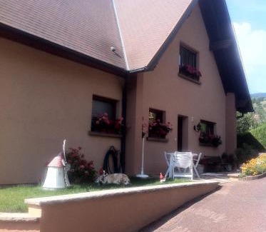 Freland Apartment | Child-Friendly Retreat at GITE CHEZ SYLVIE - Rated 9/10