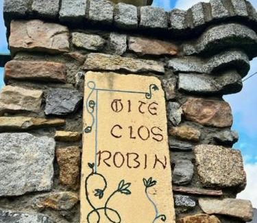 Torce-Viviers- en-Charnie House | Comfortable Gite Clos Robin: Pet-Friendly & Family Ready