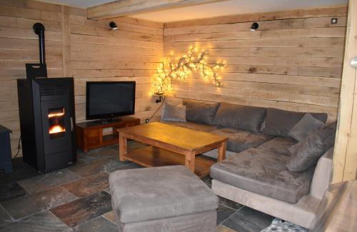 Philippeville Ski Chalet | Enchanting Gite Cocon: Forest Retreat for Families