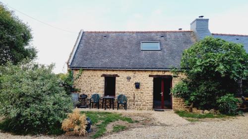 Languidic House | Cozy Gite Cosycool: Pet Friendly with Great Reviews!
