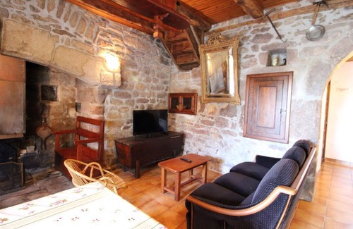 Cros-de-Montvert Cottage | Pet-Friendly Gite Cros-de-Montvert with Spa and Kitchen