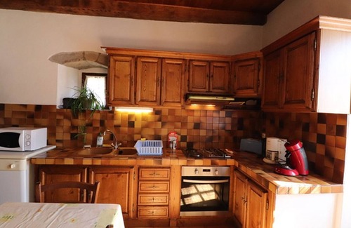 Cros-de-Montvert Cottage | Pet-Friendly Gite Cros-de-Montvert with Spa and Kitchen