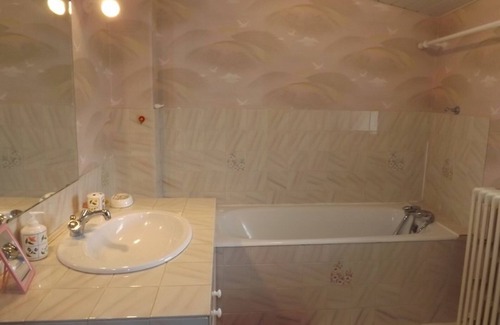 Cros-de-Montvert Cottage | Pet-Friendly Gite Cros-de-Montvert with Spa and Kitchen