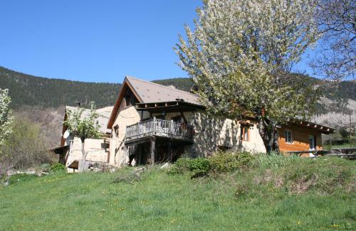 Peone Bed & Breakfast | Inviting Gite d'Aliège with Oceanfront Dining & Views